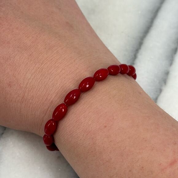 Red plastic beaded stretchy bracelet - Picture 1 of 3